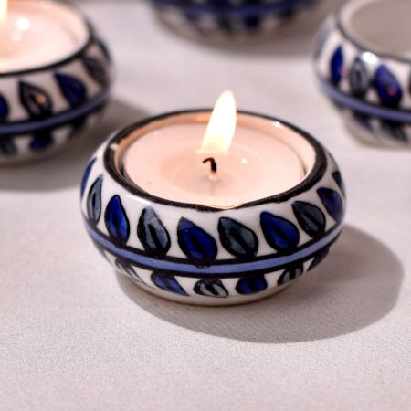 Modern Adorning Tea Light Holder Made of Ceramic in Set of 4