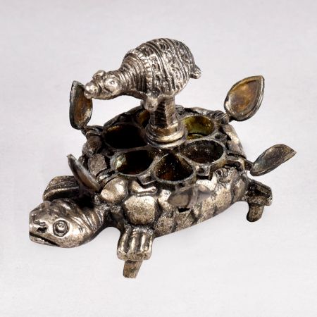 Vintage Finish Metal Bindi Box for Home Decoration
