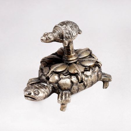 Vintage Finish Metal Bindi Box for Home Decoration