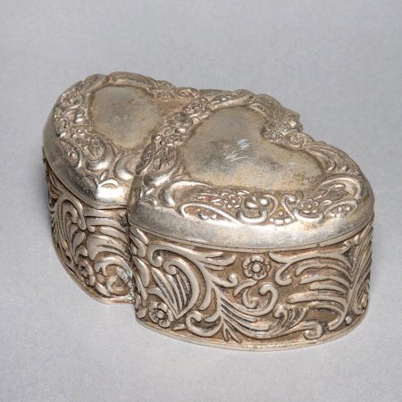Handcrafted Metal European Heart Box for Home Decoration