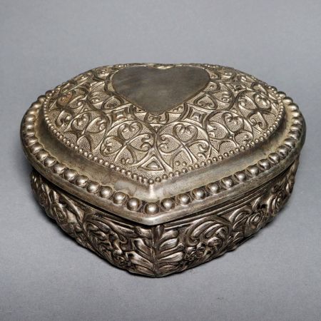 European Art Heart-Shaped Box Made of Metal for Decor