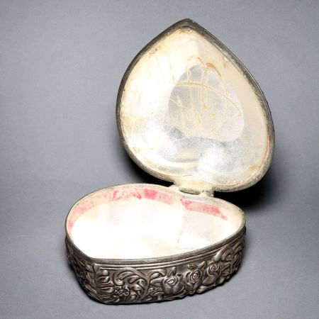 European Art Heart-Shaped Box Made of Metal for Decor