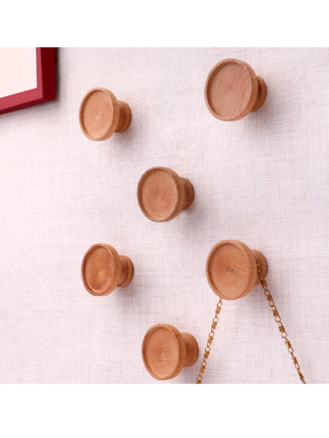Wooden Hooks: A Touch of Tradition